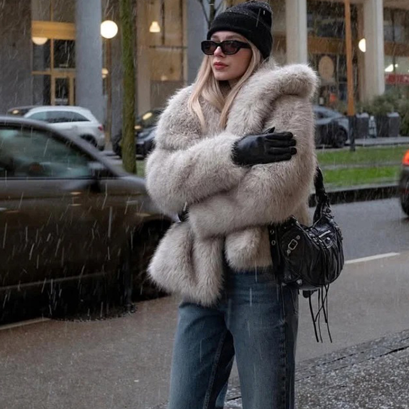 Women Fashion Icon - 2026 冬の象徴的なブロガーファッションふわふわスクエアカラーフェイクファーコート女性インホットシックガールズフォックスファージャケットアウター
